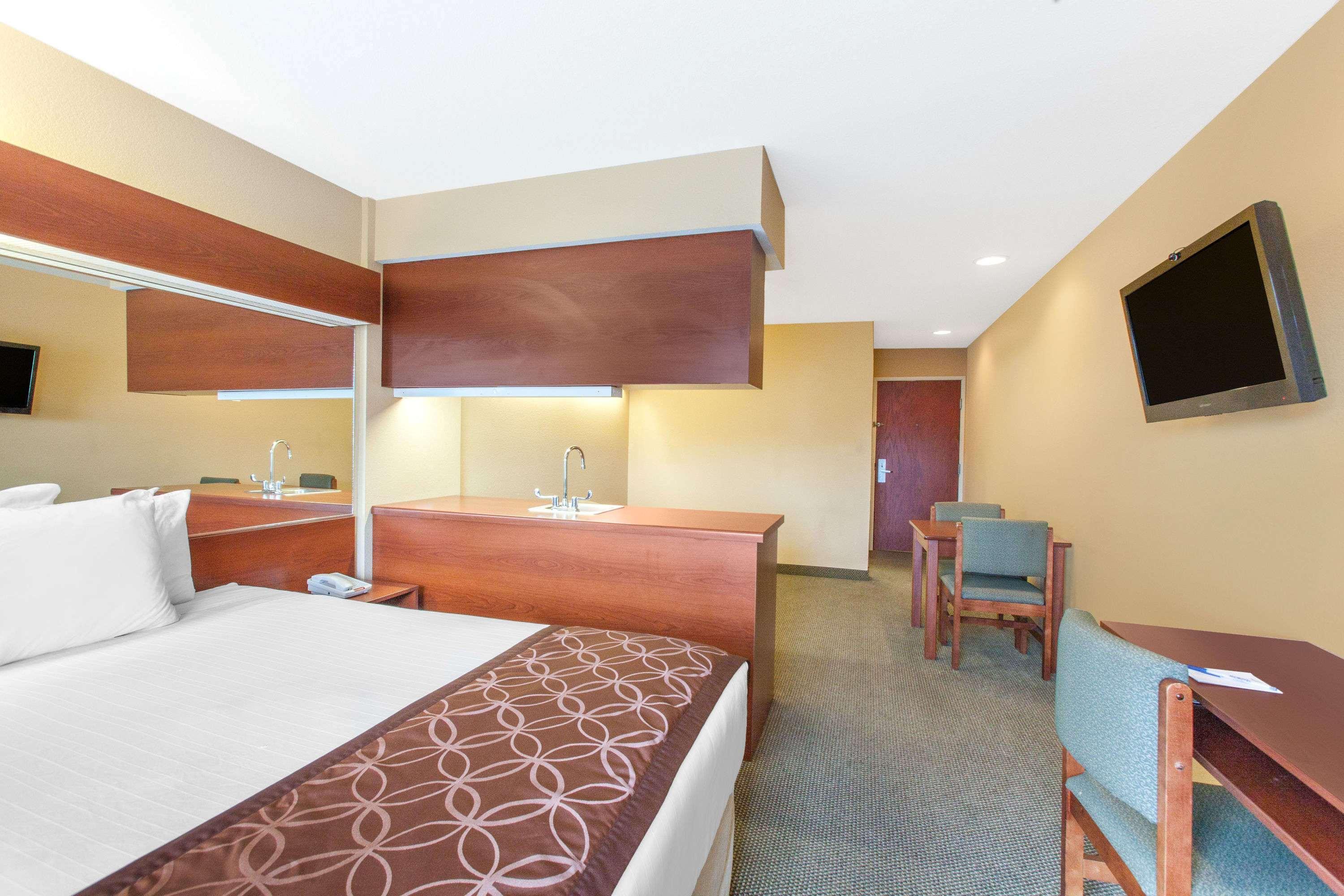 Microtel Inn By Wyndham Rogers Extérieur photo