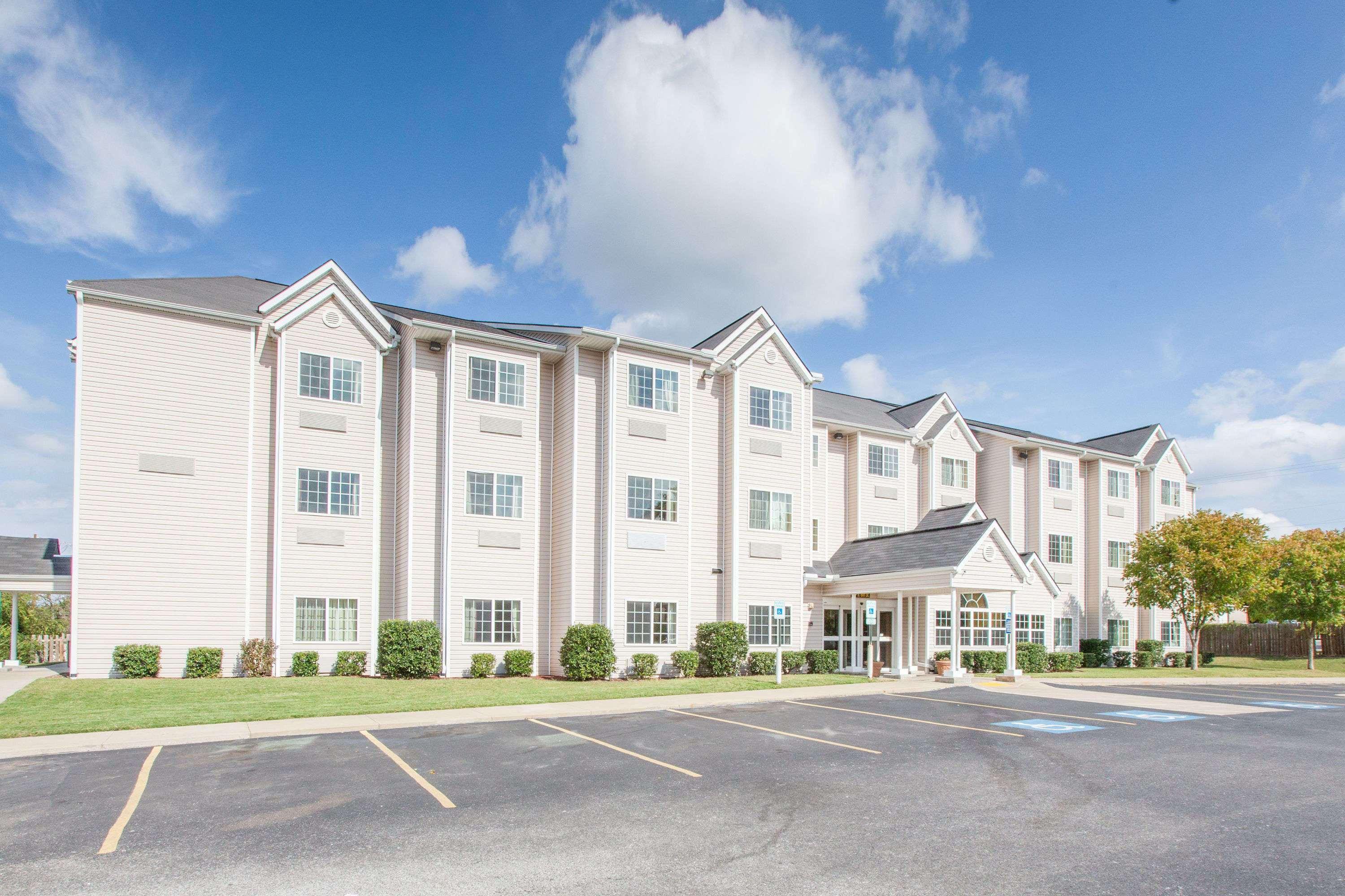 Microtel Inn By Wyndham Rogers Extérieur photo